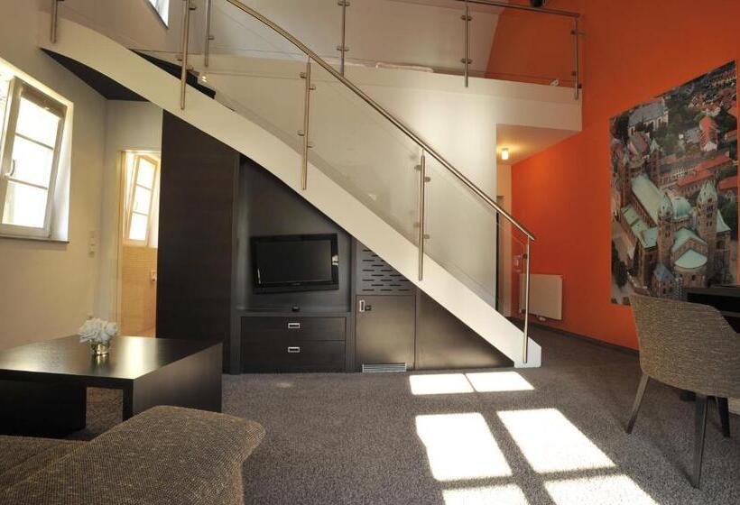 Quarto Familiar, Maximilian