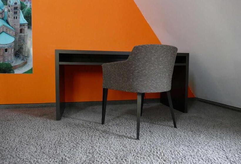 Quarto Familiar, Maximilian