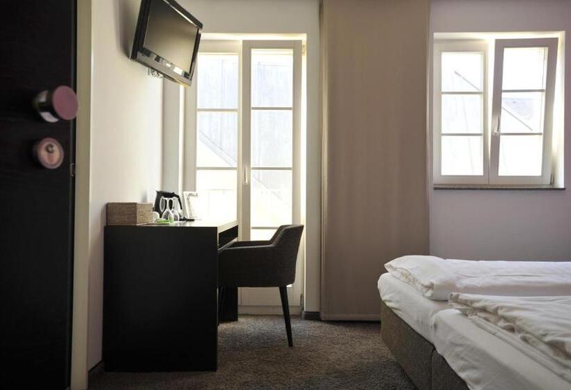 Quarto Estandar, Maximilian