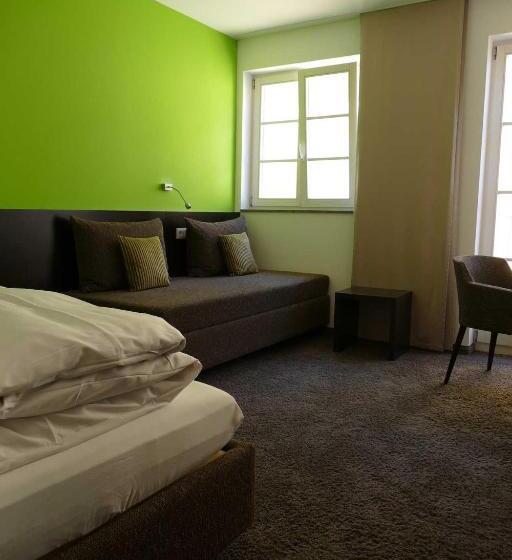 Quarto Estandar, Maximilian