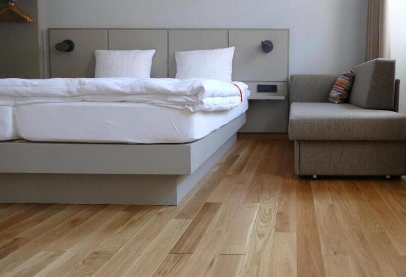 Quarto Estandar, Maximilian