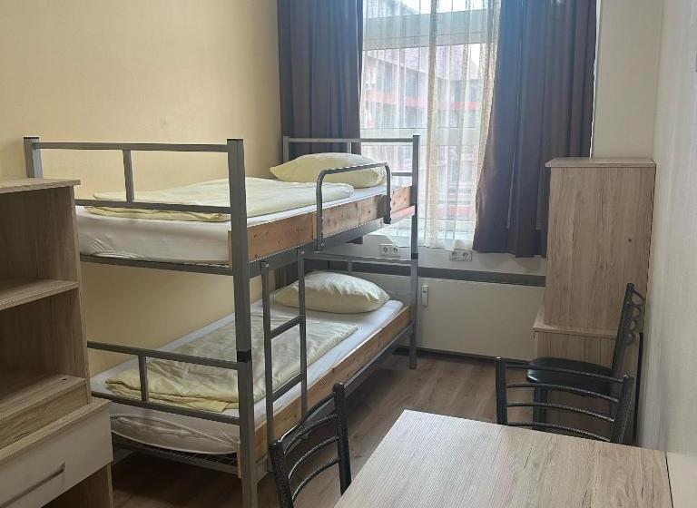 הכלכלה חדר לארבעה עם מקלחת משותפת, Low Budget Hostel