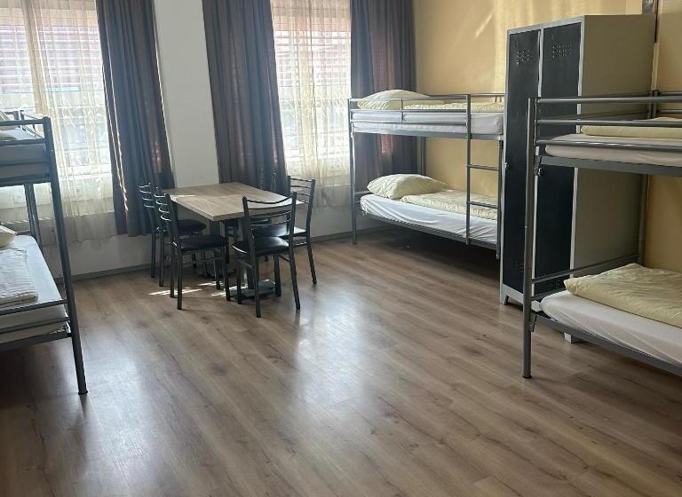 חדר משפחתי חדר אמבטיה משותף, Low Budget Hostel