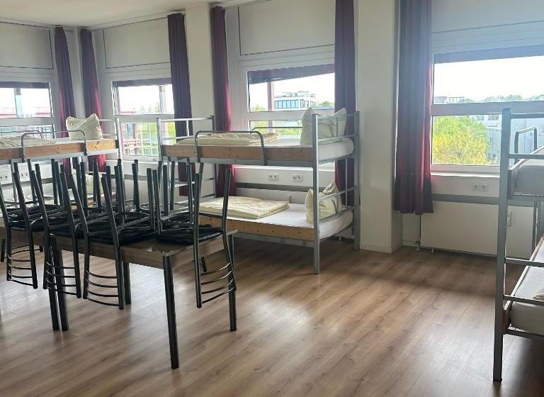 חדר משפחתי חדר אמבטיה משותף, Low Budget Hostel