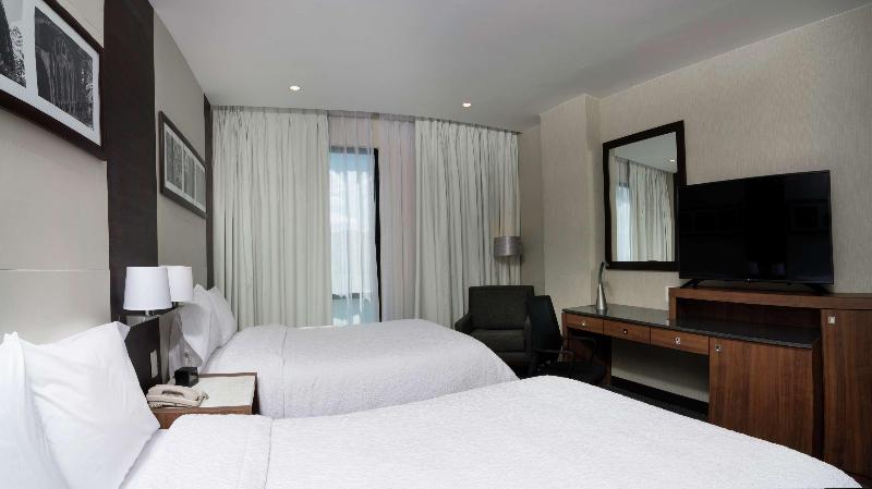 اتاق استاندارد با چشم‌انداز دریاچه, Hampton Inn San Luis Potosi