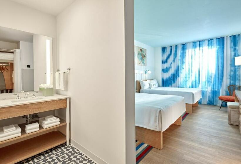 غرفة قياسية مطلّة علي حمام السباحة, Universal's Endless Summer Resort - Surfside Inn and Suites