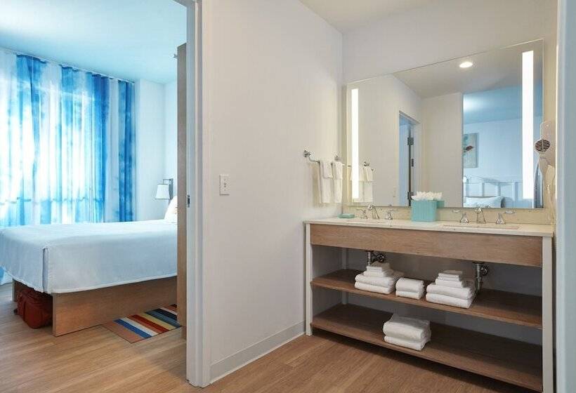 غرفة قياسية مطلّة علي حمام السباحة, Universal's Endless Summer Resort - Surfside Inn and Suites