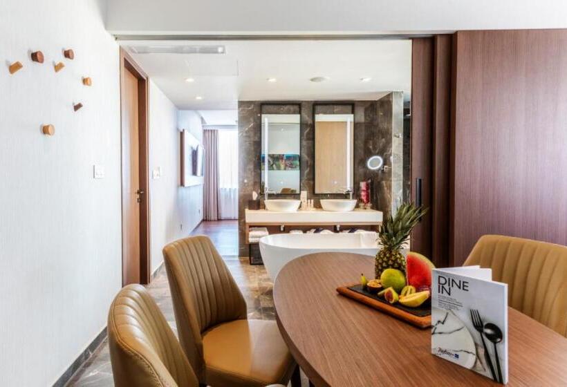 سوییت با چشم‌انداز پانوراما, Radisson Blu Hotel, Larnaca