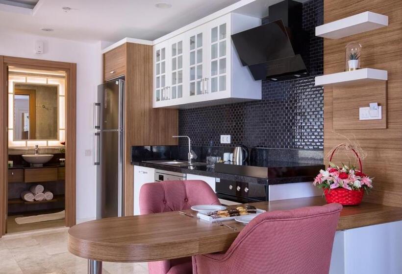 Люкс Вид на Бассейн, Greenwood Suites Resort