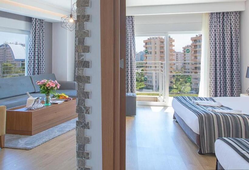 Люкс Вид на Бассейн, Greenwood Suites Resort