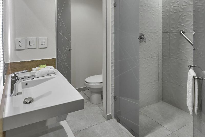 キングサイズベッドのスタンダードルーム, City Express Plus By Marriott Tijuana
