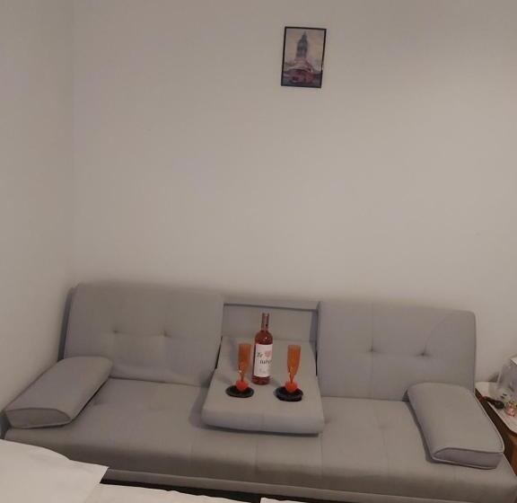 Classic room with balcony, Camere De Inchiriat Cascada
