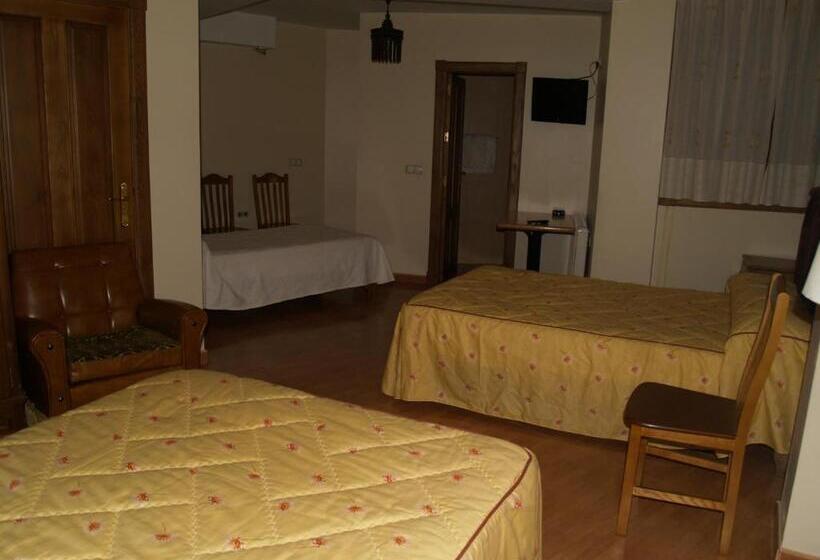 اتاق استاندارد چهار تخته, Hostal Tribal