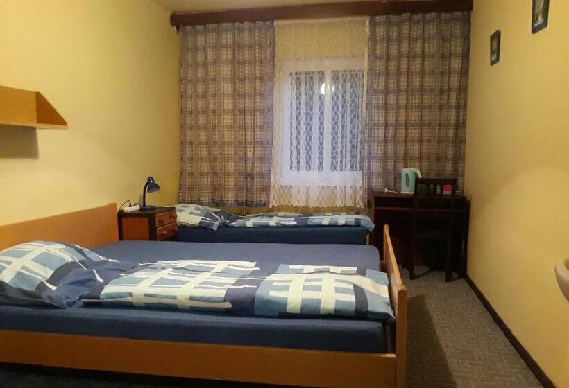 Orta Banyolu Üç Kişilik Standart Oda, Hostel Fortuna