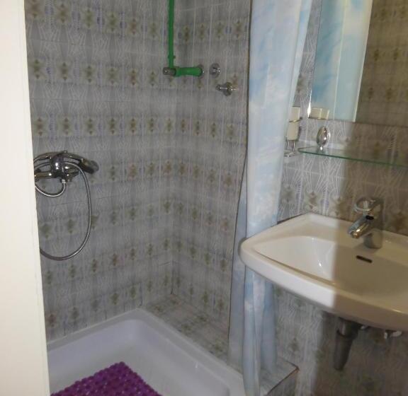 标准间, Springs Apartments & Rooms