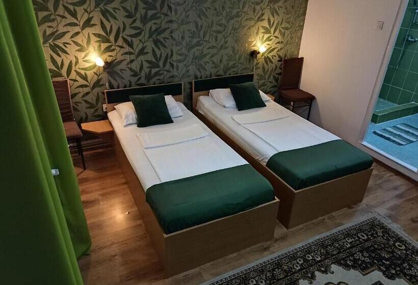 Трехместный Номер Стандарт Вид на Сад, Pension Verde