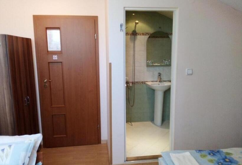 Номер Стандарт Трехместный, Aleks Guest House