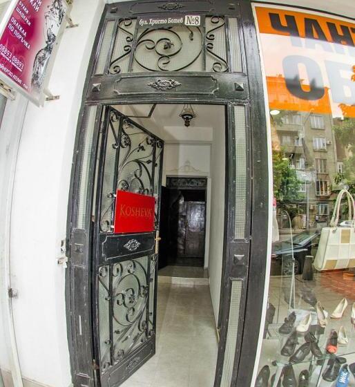 Номер Стандарт с Балконом, Central Guesthouse Five Corners
