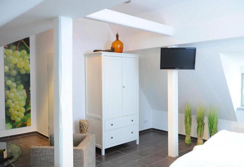 استودیوی استاندارد, Pension Typisch Naumburg