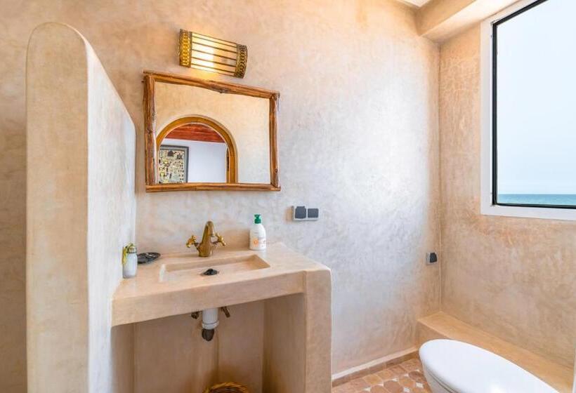 اتاق لوکس با چشم‌انداز دریا, Riad Kafila