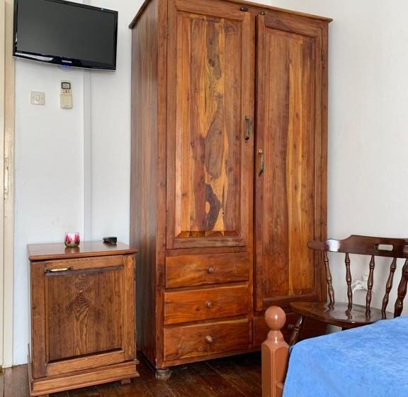 اتاق استاندارد با سرویس بهداشتی مشترک, Viktor Rooms
