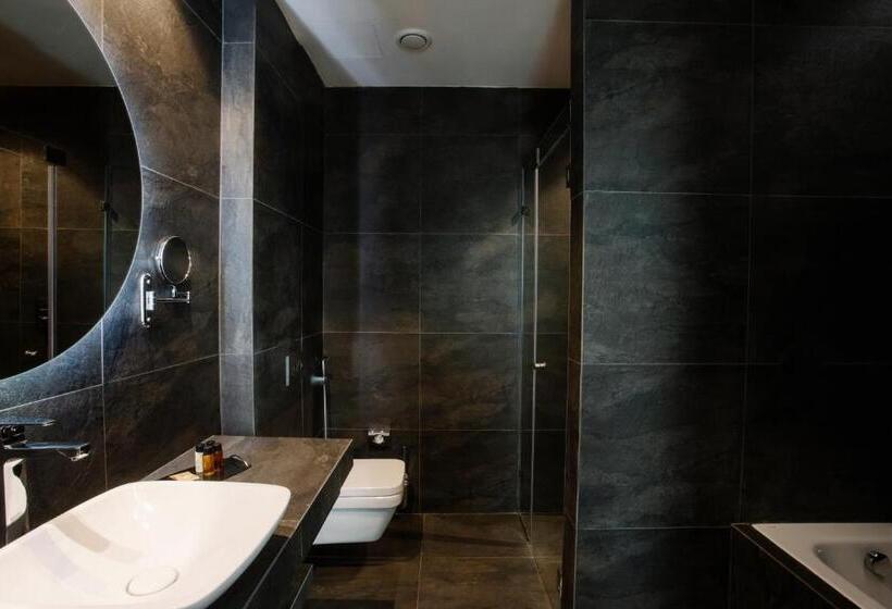 سوییت با تراس و چشم‌انداز کوه, Holiday Inn Telavi, An Ihg
