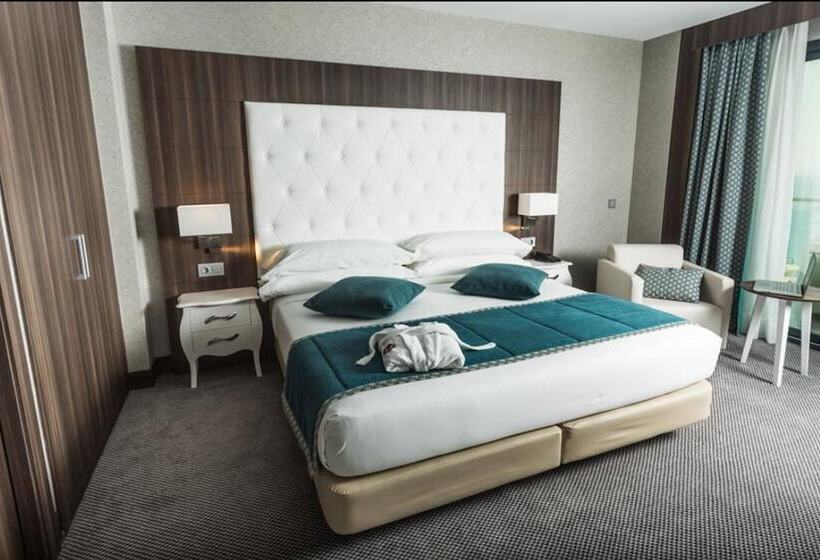 سوییت با چشم‌انداز کوه, Az Hotel Montana