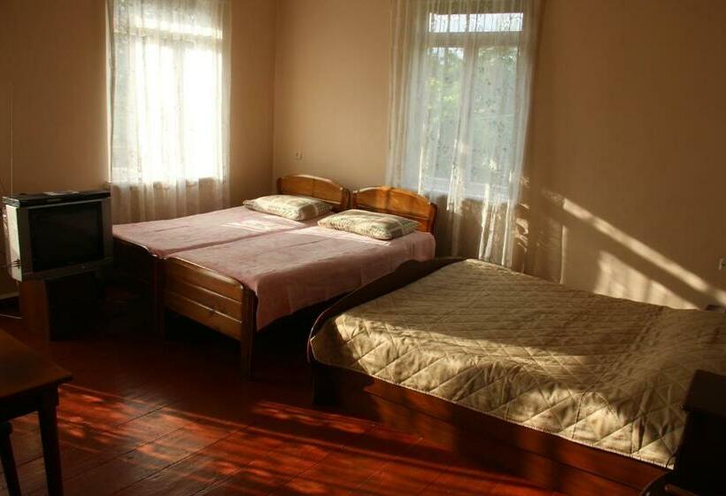 اتاق استاندارد چهارنفره با بالکن, Achi Guest House