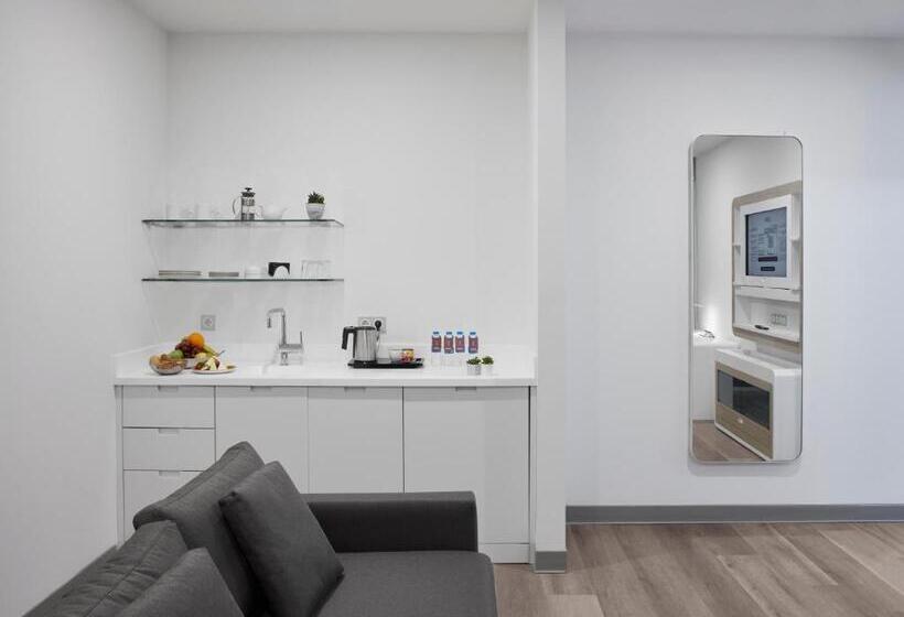 سوییت جونیور, Yotel Istanbul Airport Landside, City Entrance