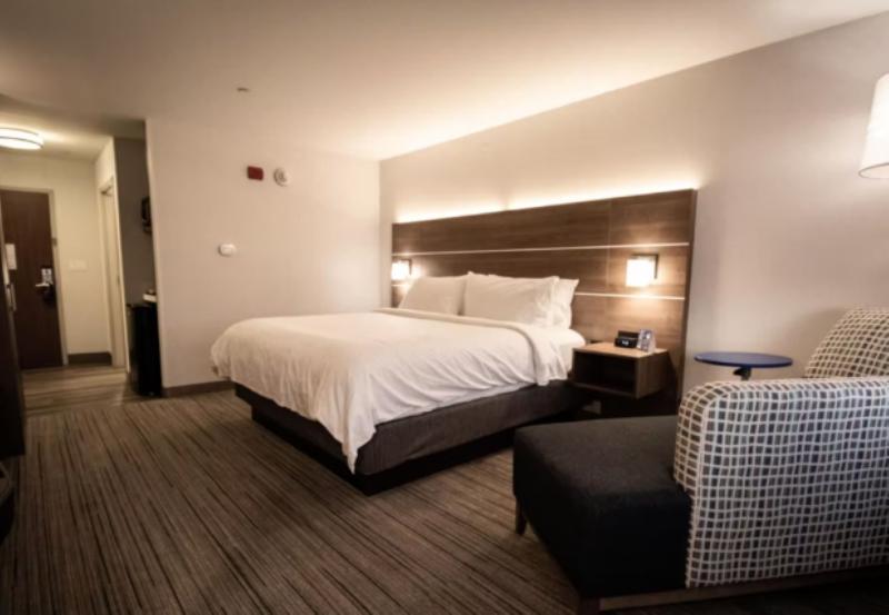 Quarto Estandar Cama King para Deficientes Físicos, Holiday Inn Express & Suites   Boston South   Randolph, An Ihg