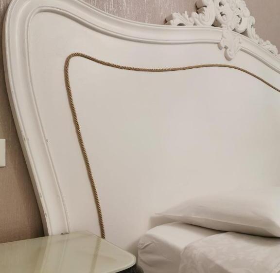 اتاق لوکس چهار تخته, Garda Relais Antica Romelia