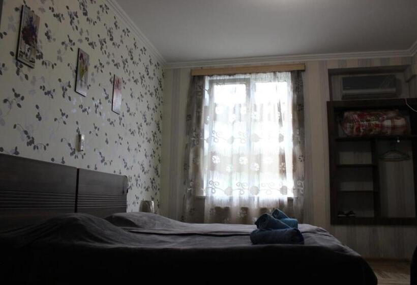 اتاق استاندارد سه تخته با چشم‌انداز باغ, Guest House Maspindzeli