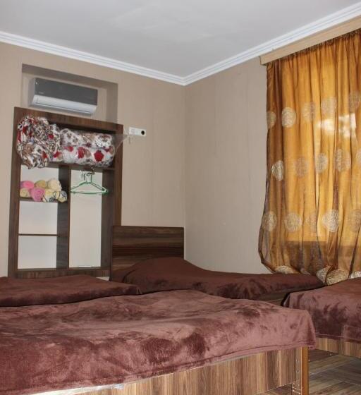 اتاق استاندارد چهارنفره با بالکن, Guest House Maspindzeli