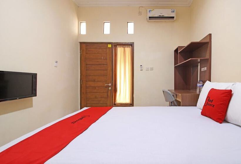 Номер Economy, Reddoorz Near Hartono Mall 3