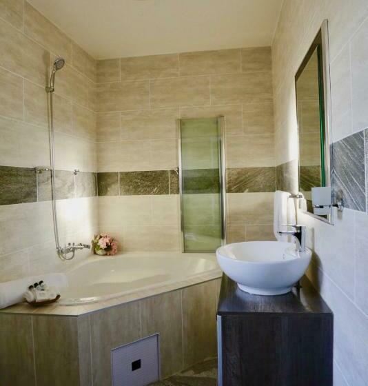 اتاق لوکس, The Clan Guest House