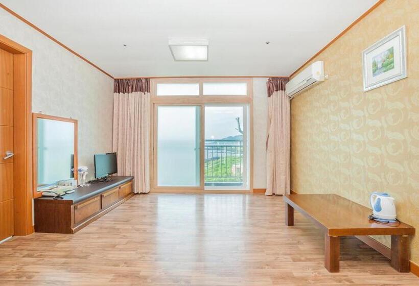 Семейный Номер, Jeju Ilsung Beach Condo