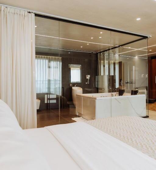 디럭스 룸 킹사이즈 침대, Royal G Hotel And Spa