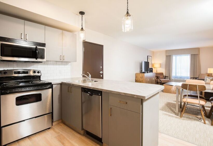 جناح إدارى, Pomeroy Inn & Suites Prince George