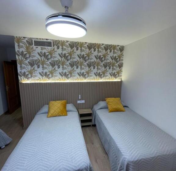 스탠다드 트리플 룸, Hostal Calderón De La Barca