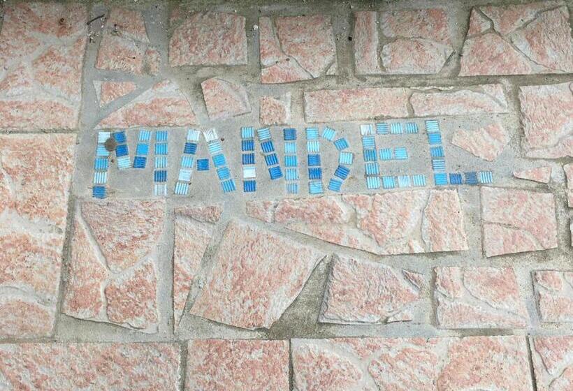 استودیوی استاندارد با چشم‌انداز دریا, Mandel Club