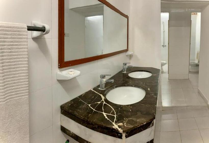 家庭间, Stone Town House