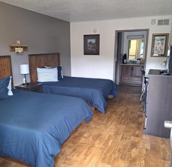Четырехместный Номер Deluxe, Blue Sky Inn  Veteran Owned, New Breakfast Area, Rennovated Rooms, 5 Plus Acres For You And Your Pet
