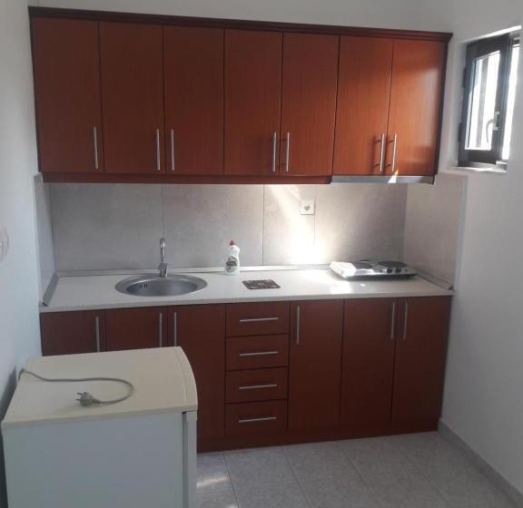اتاق استاندارد سه نفره, Petrit Guesthouse