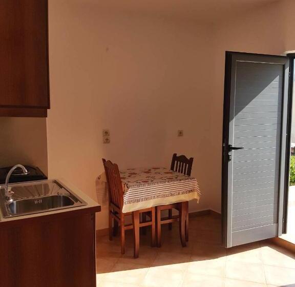 اتاق استاندارد, Petrit Guesthouse