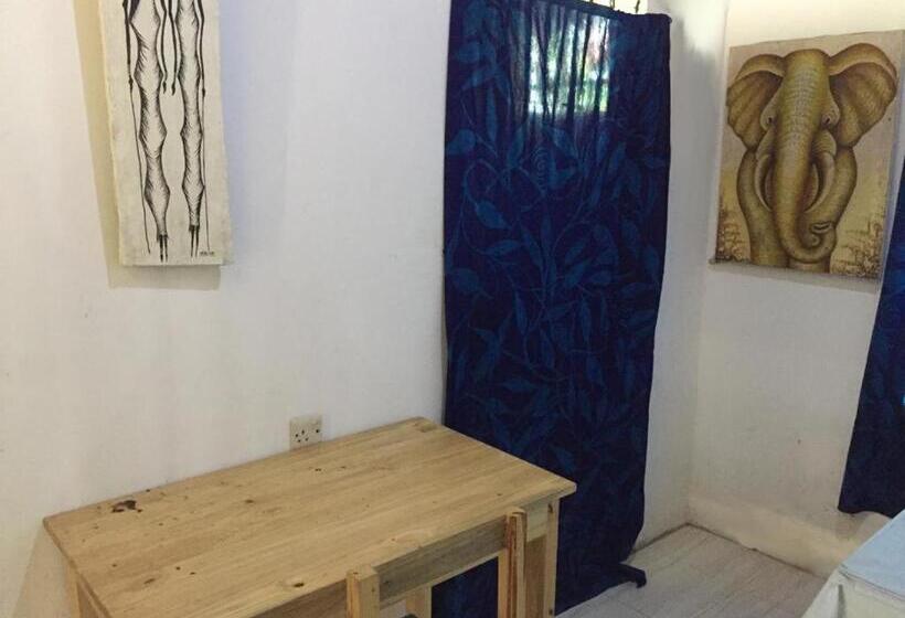 اتاق اکونومی, Eazy's Place