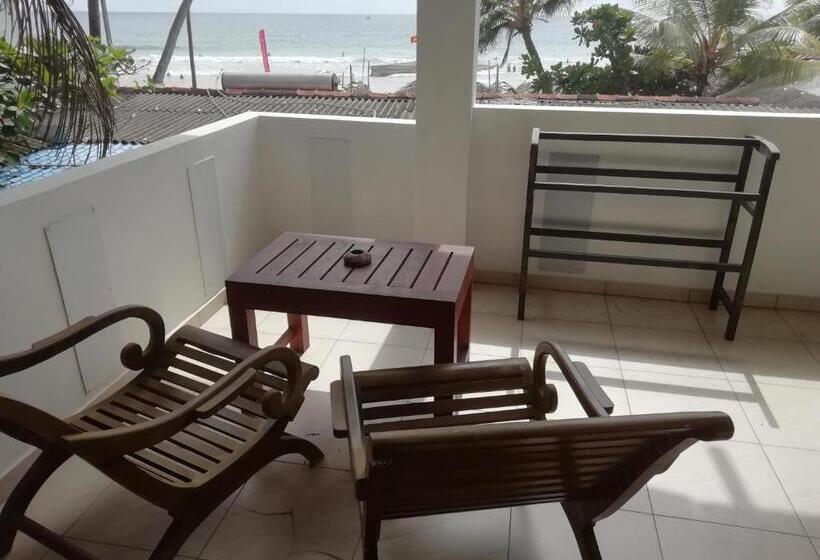 海景豪华三人间, Universal Beach