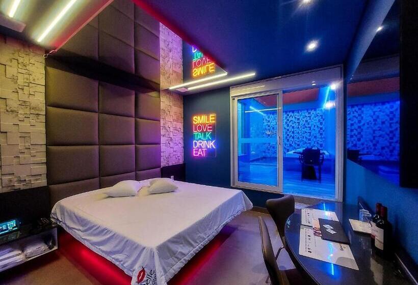 اتاق لوکس, Motel Belle