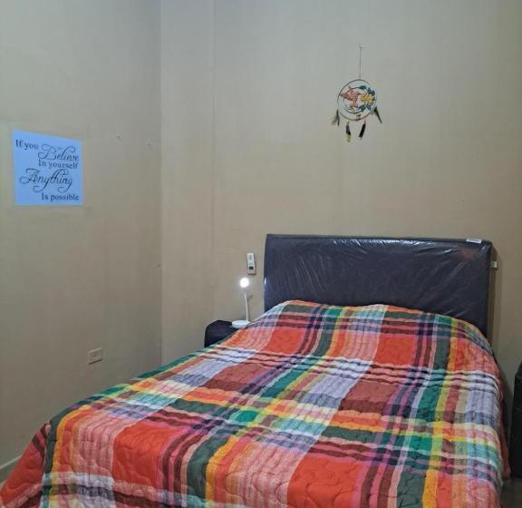 اتاق اکونومی, Hummingbird Hostel