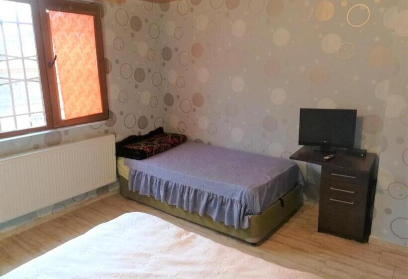 Orta Banyolu Üç Kişilik Standart Oda, At Chorbadzhiykata