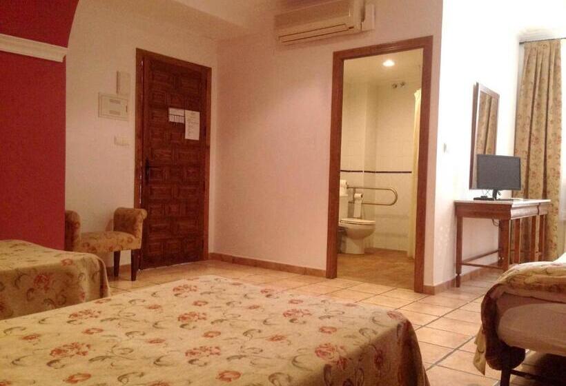 اتاق استاندارد سه نفره, Hostal Maestre